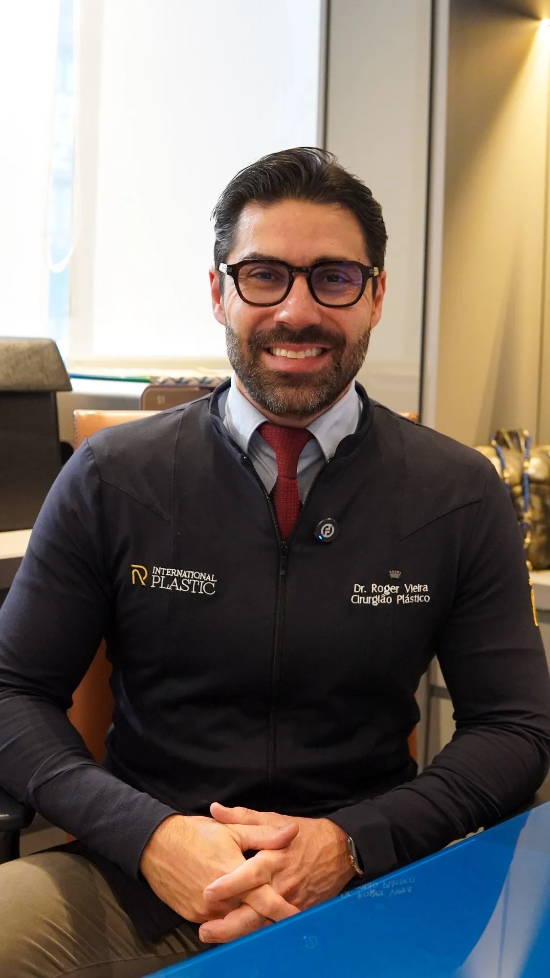 Dr. Roger Vieira smiling, seated at the clinic
